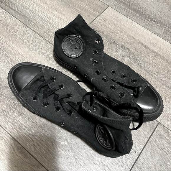 Converse Shoes - Converse womens size 9 Chuck Taylor Core Hi